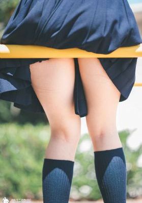 美女把胸全部露出